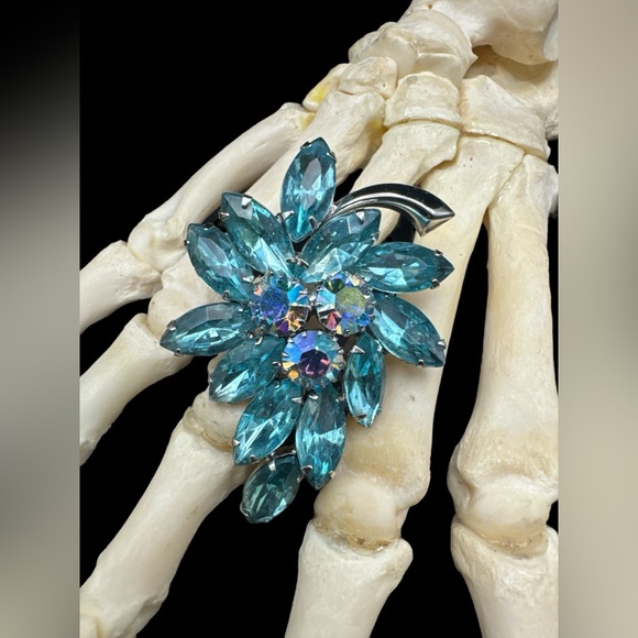 Vintage Silver Tone 1960’s Aqua Blue AB Rhinestone Floral Figure Brooch 2 1/4” - Picture 1 of 4